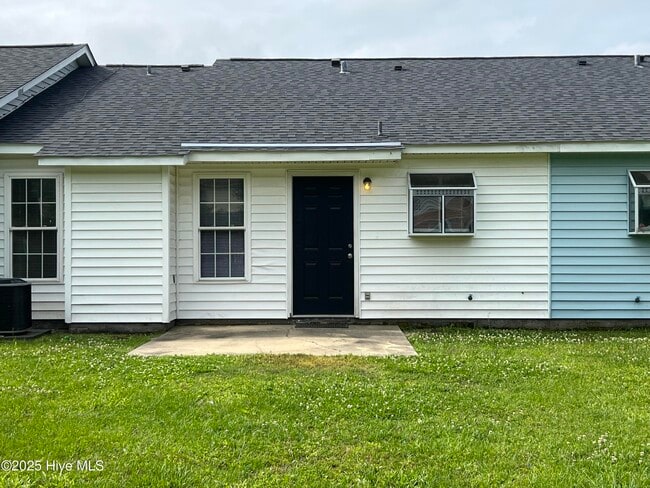 Building Photo - 725 Pinewood Dr