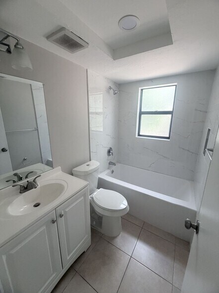 Building Photo - 130-136-136 Cape Coral Pkwy W