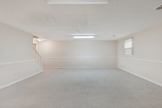 Building Photo - Spacious, Renovated Townhome Near Vienna M...
