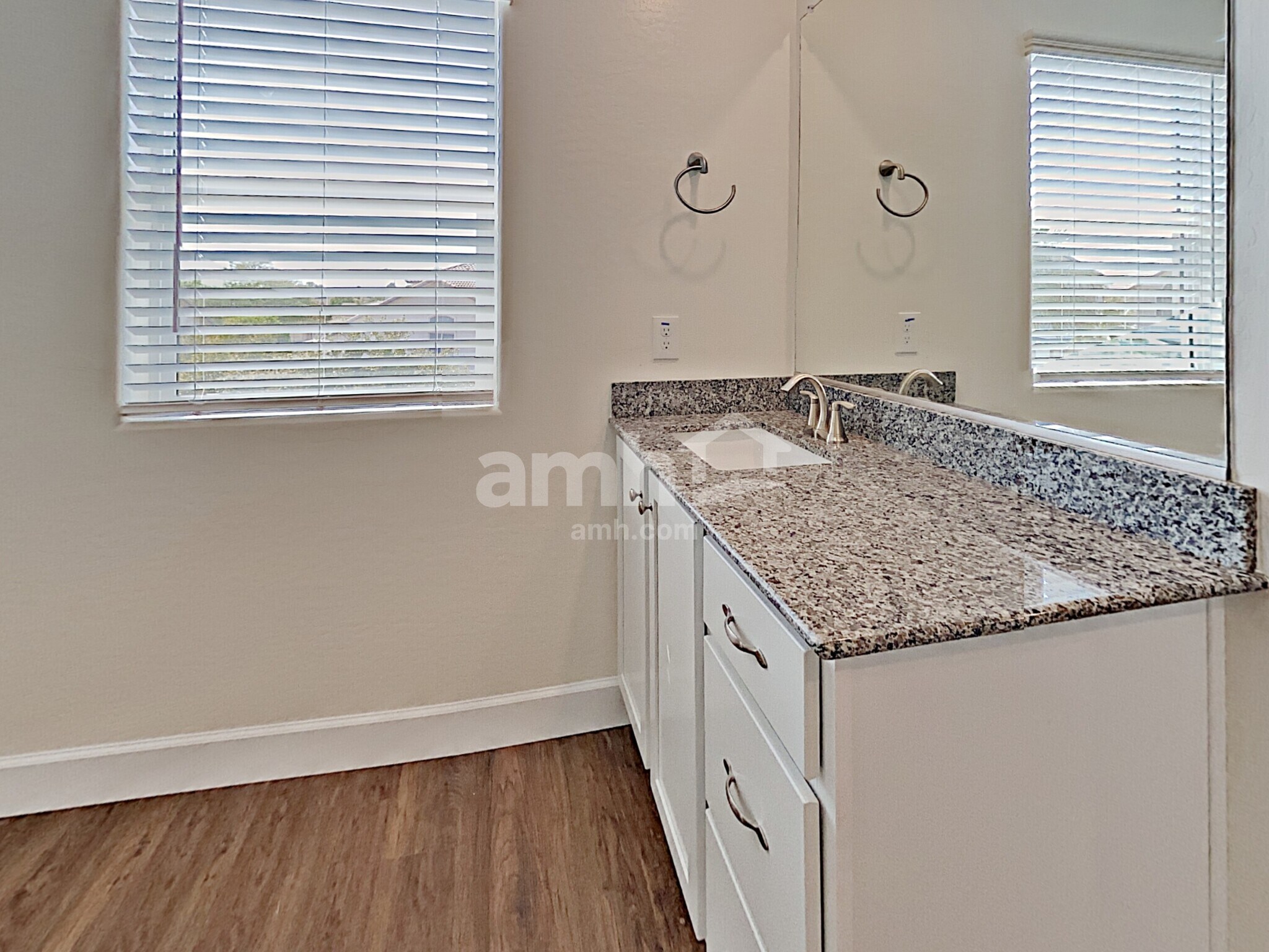 Building Photo - 12526 N 60th Ave