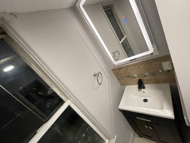 Bathroom - 539 Hamilton St