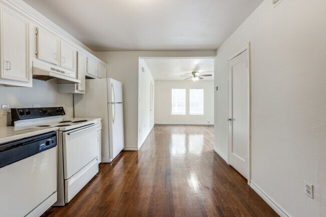 Building Photo - Discover Your Oasis in the Heart of Montrose!