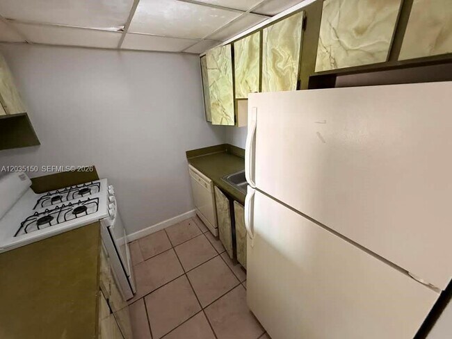 Building Photo - 1255 W 53rd St