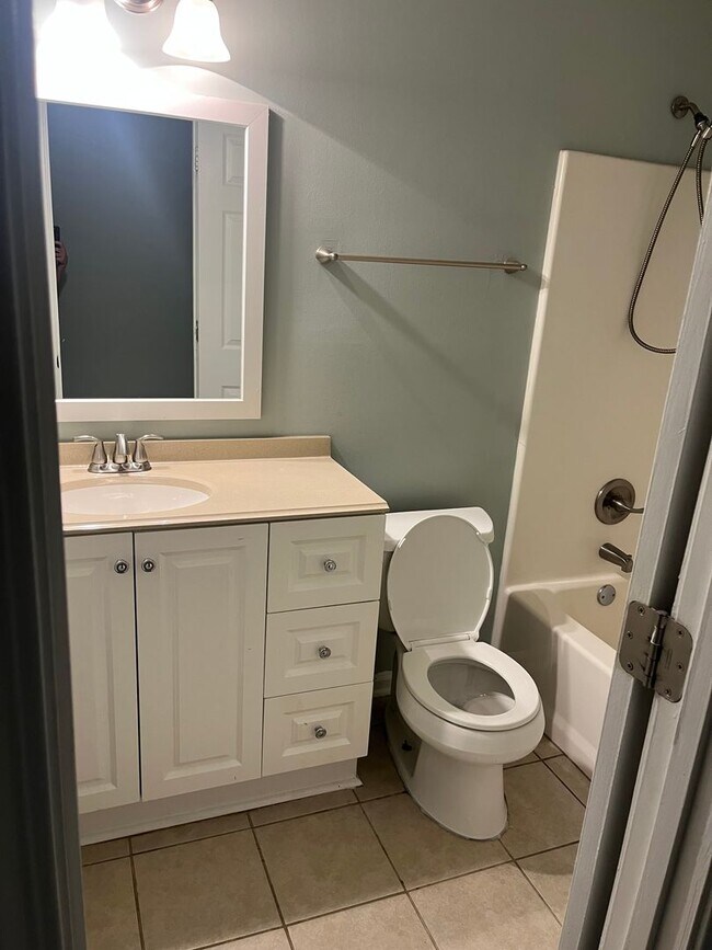 Building Photo - 9 Oakcrest Trail NE