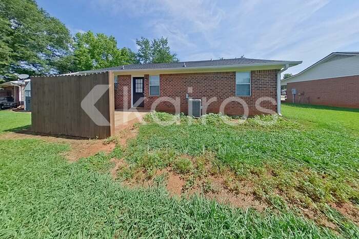 Building Photo - 310 Deer Park Dr