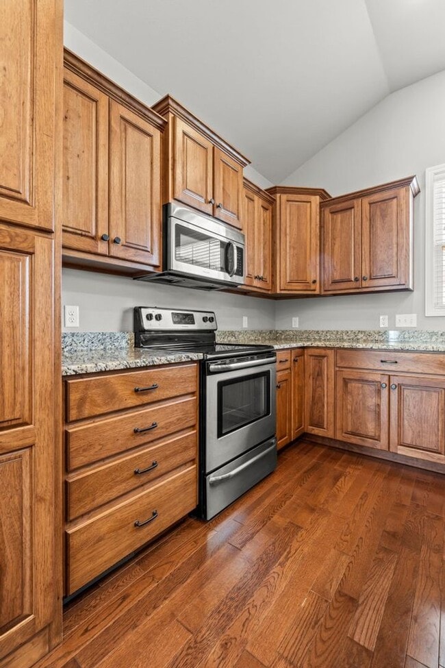 Building Photo - BEAUTIFUL Neighborhood Home!