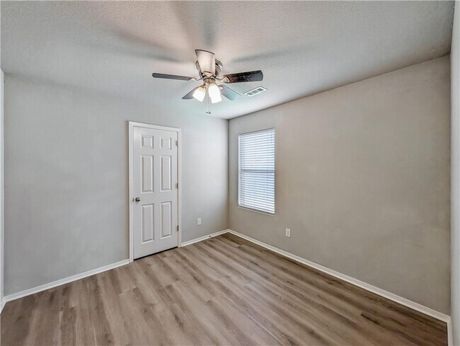 Building Photo - 848 NW Evans Cir