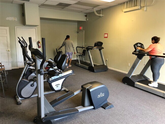 Building Photo - 1300 NE Miami Gardens Dr