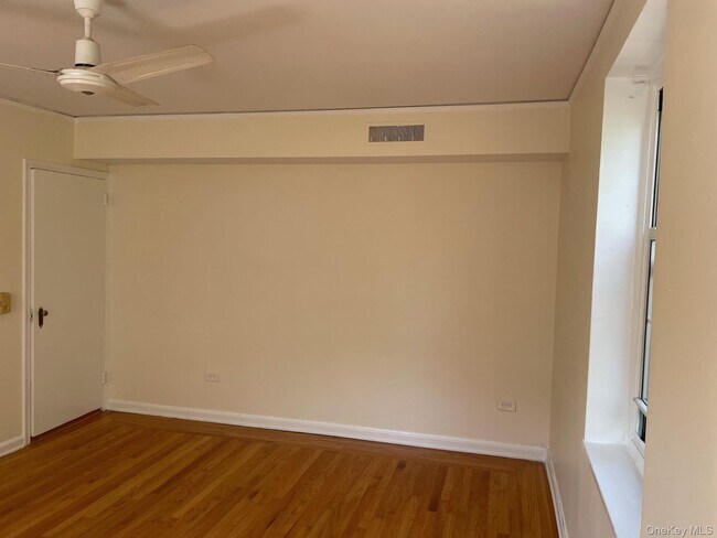 Building Photo - 1360 Midland Ave
