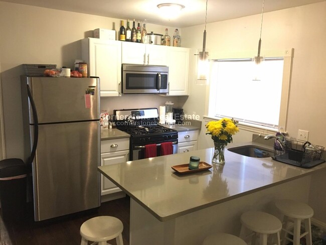 Building Photo - Laundry in unit! Spacious 9/1