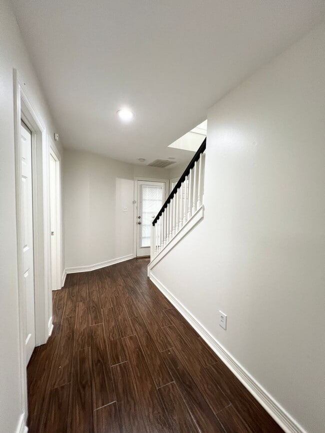 Building Photo - Stunning 4/3/2 Townhome in the Museum District !!!