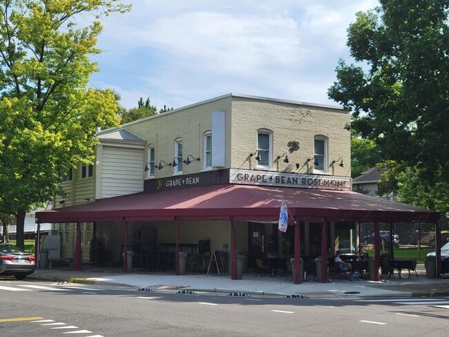 Building Photo - Fabulous, Furnished, Spacious 2BR with balcony in Alexandria