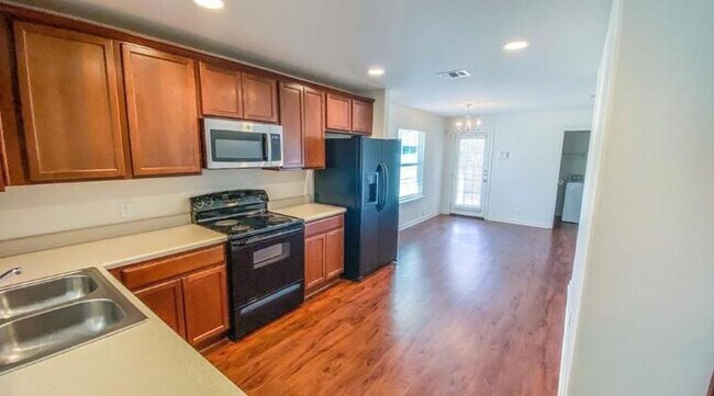 Building Photo - 915 Alamo Plaza Dr