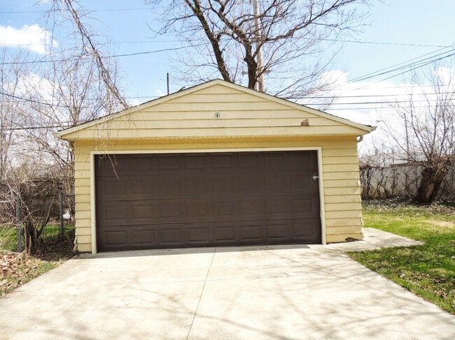 Building Photo - 3583 Chelton Rd