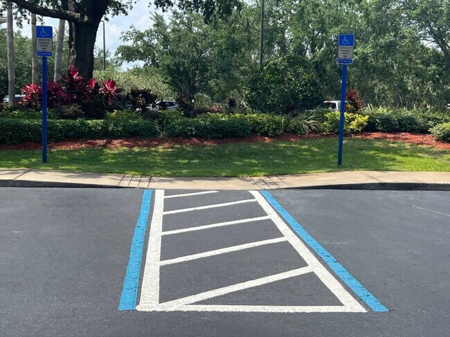 Building Photo - 8303 Palm Pkwy