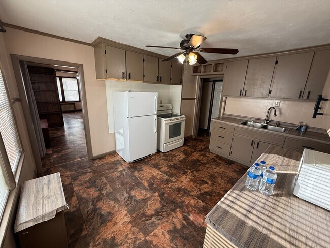 Building Photo - Spacious 3 bedroom 1 bathroom