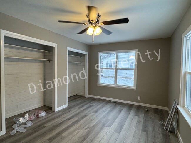 Building Photo - Large 4 bedroom - Completely Remodeled