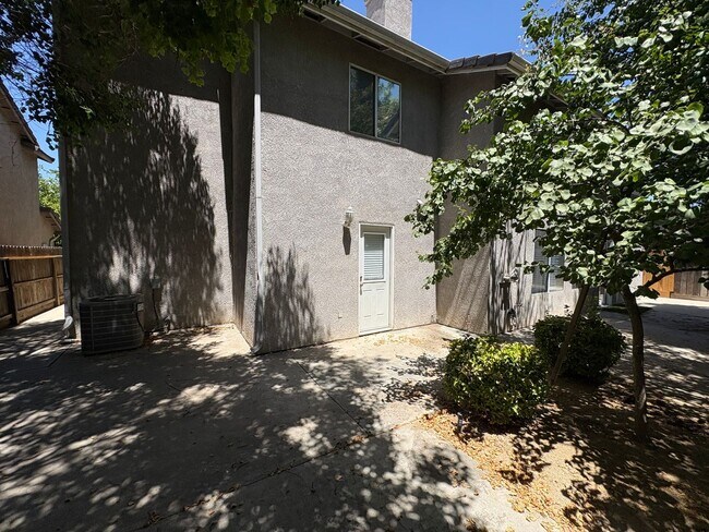 Building Photo - 703 W Russell Ave