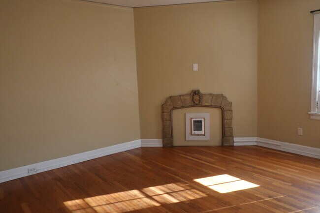 Building Photo - 527 Yakima St