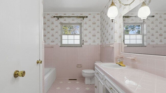 Building Photo - 3 bedroom Cleveland home!