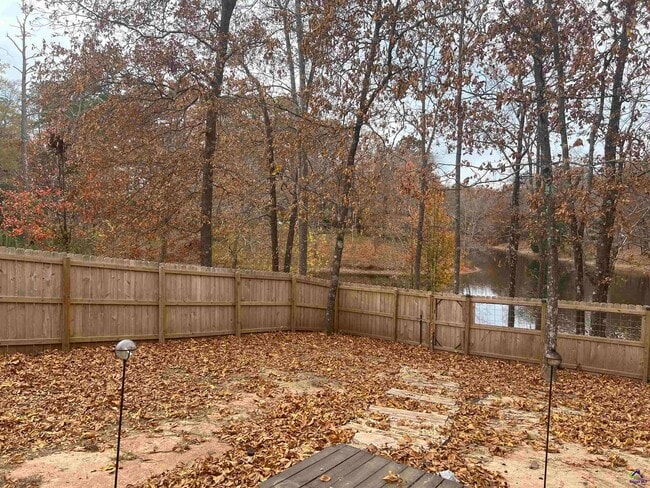 Building Photo - 409 Forest Lake Dr