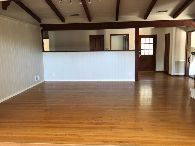 Building Photo - 22840 Oxnard St