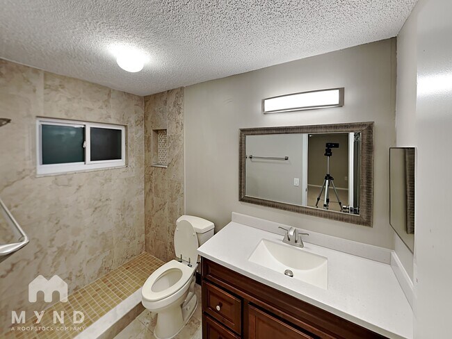 Building Photo - 2030 Shadow Pine Dr