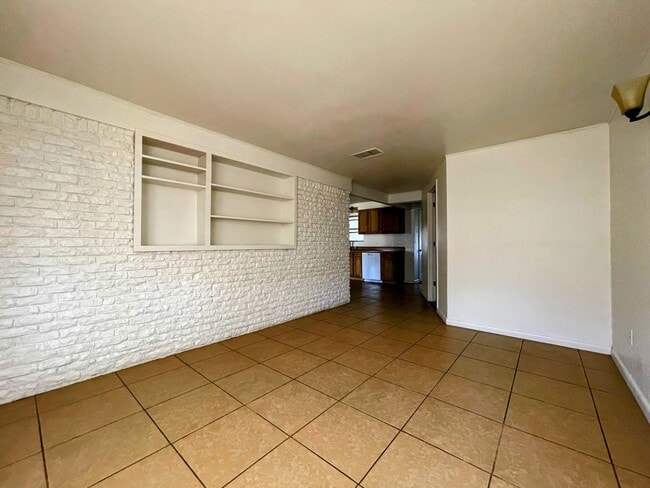 Building Photo - Comfortably Updated 4-Bedroom 2-Bathroom O...