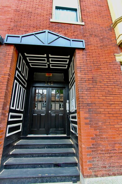 Building Photo - 342 Meridian St