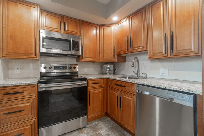 Building Photo - 3200 N Palm Aire Dr