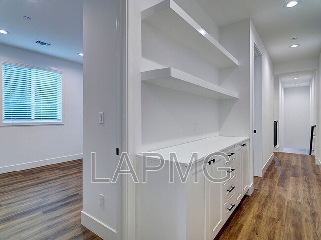 Building Photo - 5600 W 78th