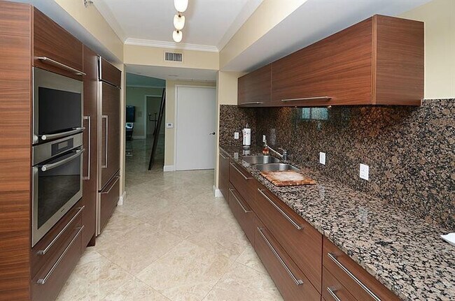 Building Photo - 101 S Fort Lauderdale Beach Blvd