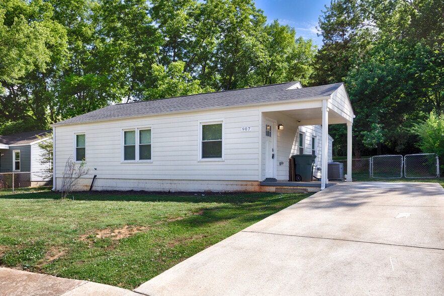 Building Photo - 907 Fairway Dr NW