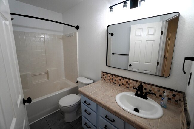 Building Photo - 5903 S Snowdrop Pl