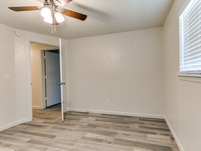 Building Photo - 4 Bedroom/2 Bath home with fenced yard.