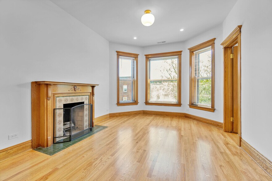 Primary Photo - 1742 W Addison St