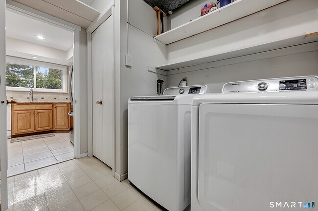 Building Photo - 17 Maple Ln