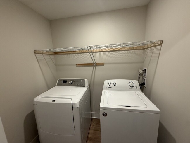 Building Photo - 3 bed, 2 bath Townhouse SE Grand Rapids