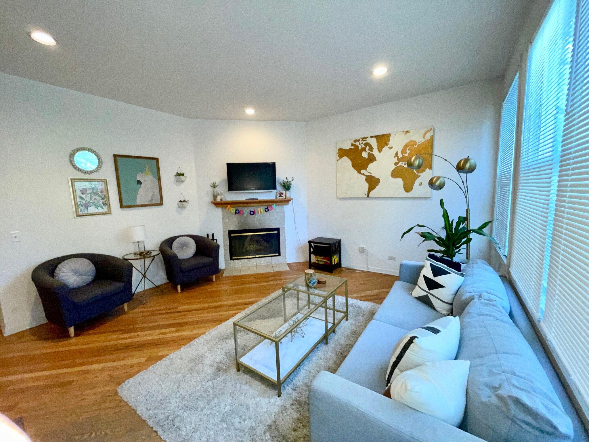 LIVING ROOM /FIREPLACE - 2529 N Marshfield Ave