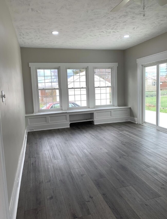 Building Photo - 257 Lovers Ln