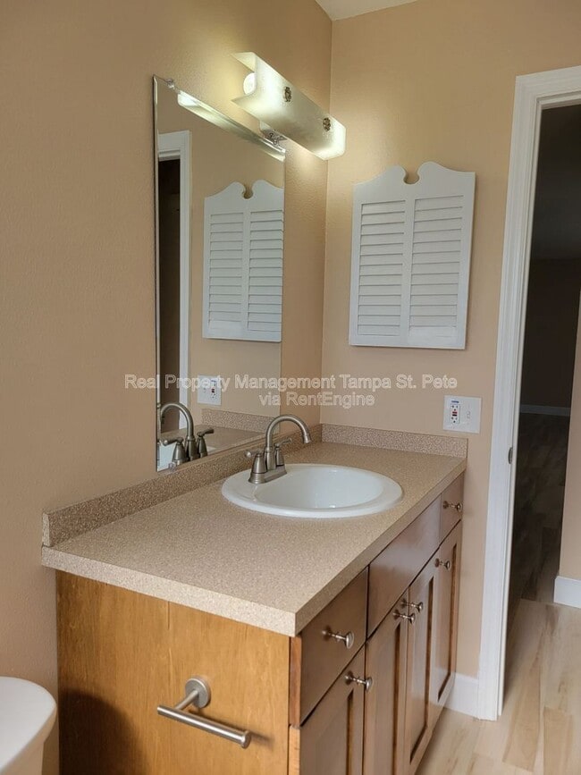 Building Photo - 1985 Cove Dr