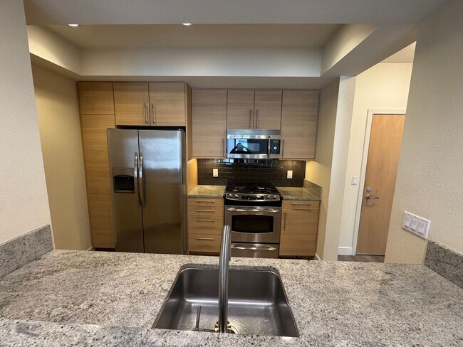 Building Photo - Beautiful third level 2 bedroom condo in the Mercer