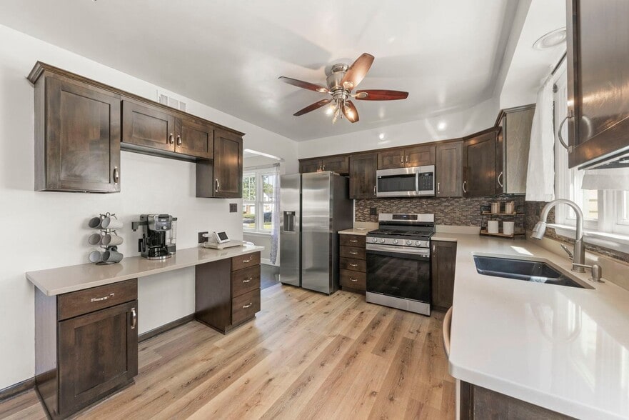 Building Photo - 9217 Lynwood Dr