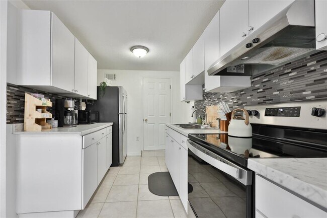 Building Photo - 2575 S Himes Ave