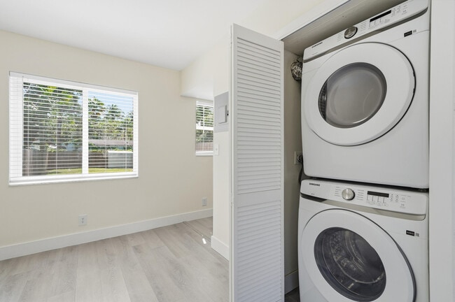 Building Photo - 622 SW 7th Ave