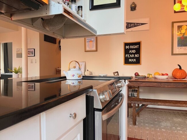 Building Photo - Comfortable One Bedroom Condo For Rent - C...