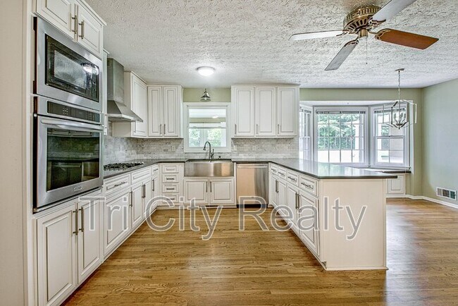 Building Photo - 630 Hawthorne Pl