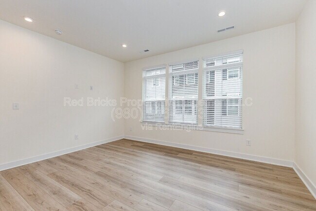 Building Photo - 6122 Cleburne Ct