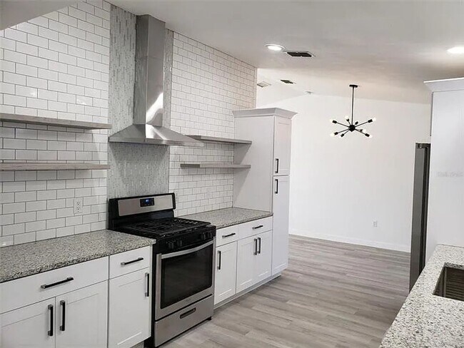 Building Photo - Canal Home 3 Bed 2 Bath