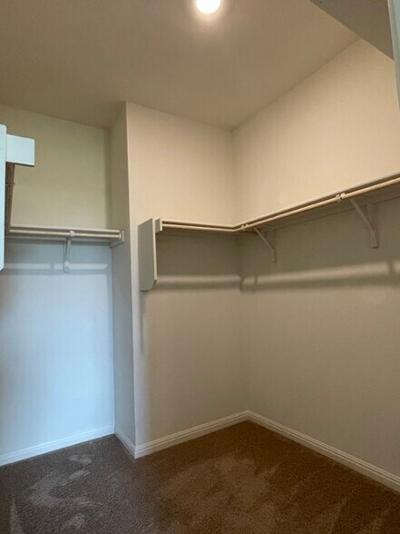 Building Photo - 532 Peony Ct